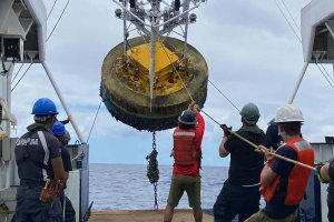 Buque científico Cabo de Hornos realizó reemplazo de boya meteo-oceanográfica en apoyo al Woods Hole Oceanographic Institution. Buque científico Cabo de Hornos realizó reemplazo de boya meteo-oceanográfica en apoyo al Woods Hole Oceanographic Institution.
