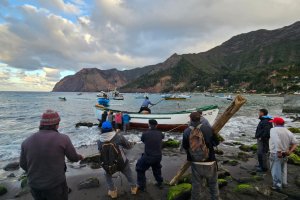 Capitanía de Puerto de Juan Fernández asistió exitoso desvarado de embarcación Capitanía de Puerto de Juan Fernández asistió exitoso desvarado de embarcación