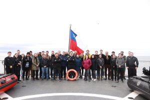 Investigadores de Tara Ocean visitaron el OPV-83 “Marinero Fuentealba” Investigadores de Tara Ocean visitaron el OPV-83 “Marinero Fuentealba”