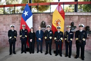 Armada española entrega busto del Almirante Blas de Lezo y Olavarrieta a la Escuela Naval Armada española entrega busto del Almirante Blas de Lezo y Olavarrieta a la Escuela Naval