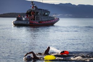 Nadadores cruzan el Canal Beagle y marcan un hito en la natación en aguas frías Nadadores cruzan el Canal Beagle y marcan un hito en la natación en aguas frías