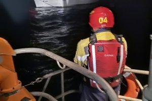 Autoridad Marítima monitorea rescate de yate con cinco tripulantes en Valparaíso