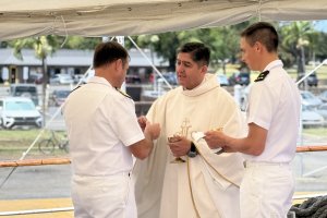 Buque Escuela (BE) “Esmeralda” realiza misa a bordo en la Base Pearl Harbor
