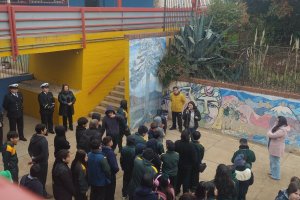 Gobernación Marítima de Valparaíso apadrinó establecimiento educacional y entregó bandera nacional en ceremonia cívica Gobernación Marítima de Valparaíso apadrinó establecimiento educacional y entregó bandera nacional en ceremonia cívica