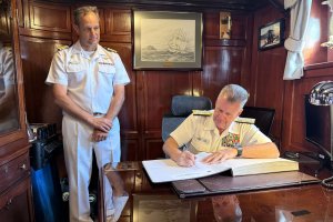 Buque Escuela (BE) “Esmeralda” recibe al Comandante en Jefe del Comando Indo-Pacífico de la Armada de Estados Unidos Buque Escuela (BE) “Esmeralda” recibe al Comandante en Jefe del Comando Indo-Pacífico de la Armada de Estados Unidos