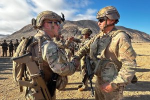 Brigada Anfibia Expedicionaria conmemora las Glorias Navales y entrega condecoraciones en terreno