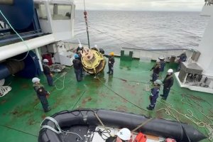 El AGS 61 Cabo de Hornos efectúa trabajos de mantenimiento a boya meteo-oceanográfica en Desertores