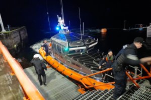 Autoridad Marítima de Puerto Aguirre rescata a tripulantes de embarcación siniestrada Autoridad Marítima de Puerto Aguirre rescata a tripulantes de embarcación siniestrada