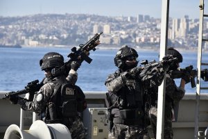 Armada de Chile y Navy Seals realizan entrenamiento de abordaje en Petrolero “Montt”