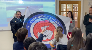 Colegio Charles Darwin de Punta Arenas conoció las labores y responsabilidades del ATF 60 “Lientur” en el territorio chileno antártico Colegio Charles Darwin de Punta Arenas conoció las labores y responsabilidades del ATF 60 “Lientur” en el territorio chileno antártico