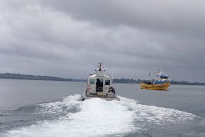 Autoridad Marítima de la Quinta Zona Naval rescata a tripulantes de velero siniestrado en Paso Lami Autoridad Marítima de la Quinta Zona Naval rescata a tripulantes de velero siniestrado en Paso Lami