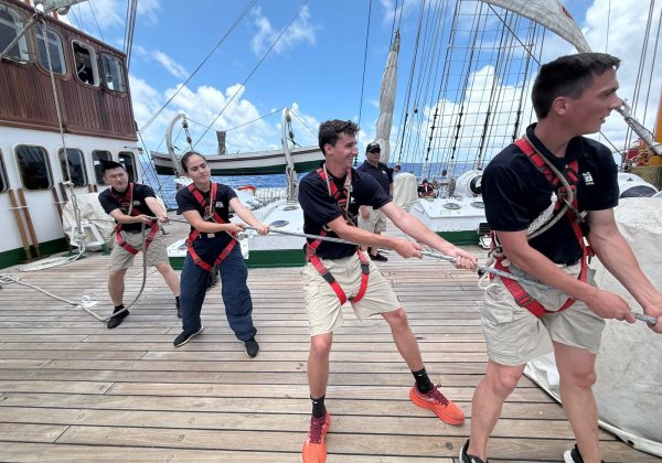 Oficiales invitados extranjeros a bordo del Buque Escuela “Esmeralda”