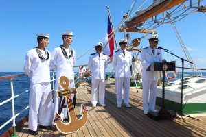 Buque Escuela (BE) “Esmeralda” realiza ofrenda floral a dotación de submarino accidentado en Indonesia 