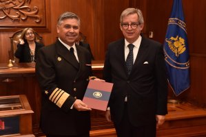 Tribunal Calificador de Elecciones entrega reimpresión de Memoria de Título del Comandante Arturo Prat a la Armada