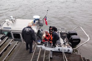 Autoridad Marítima de Corral y Valdivia rescataron a los cuatro tripulantes del catamarán Akeron Autoridad Marítima de Corral y Valdivia rescataron a los cuatro tripulantes del catamarán Akeron