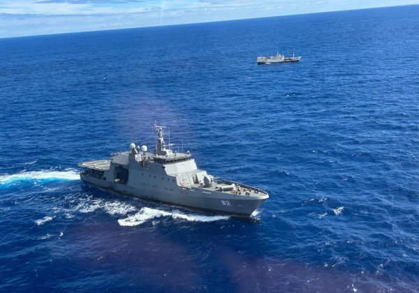 Armada de Chile despliega Unidades navales y aéreas en Rapa Nui para fiscalización y apoyo a la comunidad