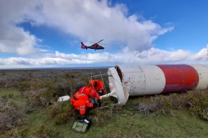Personal especialista realizó la renovación de tres torres de ayuda a la navegación en Bahía Azul