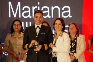 Capitán de la Armada de Chile es reconocida como una de las 100 Mujeres Líderes 2025