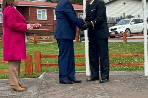 Municipalidad de Cabo de Hornos rinde homenaje al farero más antiguo de la Armada en servicio activo