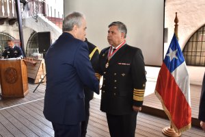 Gobierno de Brasil condecora al Comandante en Jefe de la Armada de Chile en el Día del Marinero