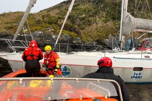 Armada de Chile rescata a familia de veleristas encallados en Canal Ballenero