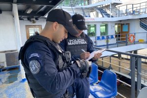 Autoridad Marítima de Tierra del Fuego realiza fiscalización en nave de conectividad