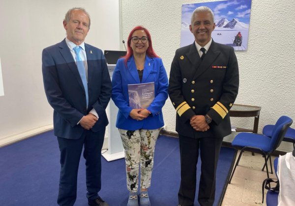 Comandante en Jefe de la Tercera Zona Naval participa en presentación de la enciclopedia antártica ilustrada