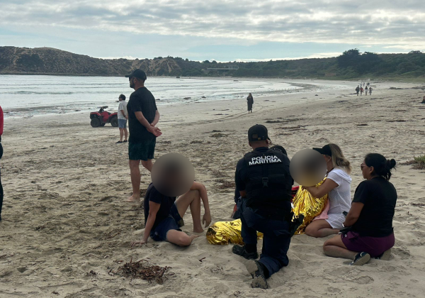 Autoridad Marítima rescata a dos personas menores de edad en riesgo de inmersión