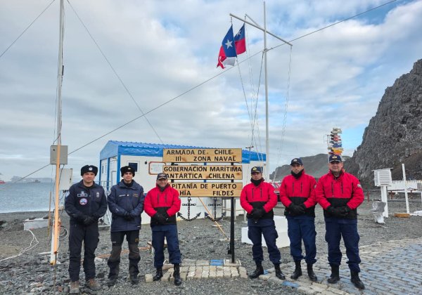 Visita de delegación de la Marina de Guerra del Perú a la Gobernación Marítima de la Antártica Chilena