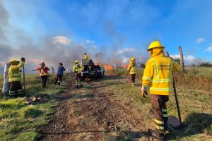Armada apoyó trabajo de Bomberos en incendio en Rapa Nui