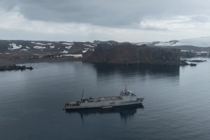 Armada de Chile refuerza la soberanía nacional en la Antártica mediante apoyo logístico en Bahía Fildes