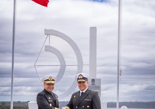 Comandantes en Jefe de la Armada de Chile y de la Marina de Guerra del Perú conmemoran el 160° aniversario del Combate Naval de Abtao