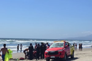 Helicóptero Naval y Autoridad Marítima rescatan a bañista en riesgo de inmersión en La Serena