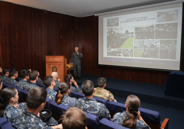 Cadetes de la Escuela Naval "Arturo Prat" participaron en exposición del Jefe del Estado Mayor General