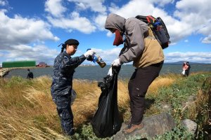 Capitanía de Puerto junto a la comunidad de Puerto Natales lideraron jornada de limpieza en el borde costero del Canal Señoret