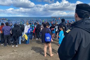 Armada de Chile brindó seguridad en una nueva versión del Chapuzón Kids en Punta Arenas