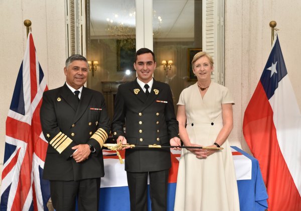 Primera antigüedad de la Escuela Naval 2025 recibe réplica de espada de Cochrane