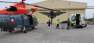 Mujer adulta mayor es evacuada en helicóptero de la Armada desde isla Santa María a Talcahuano