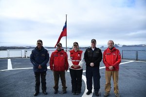 Delegación de alto nivel de Canadá y autoridades nacionales visitan reparticiones navales en el Territorio Chileno Antártico