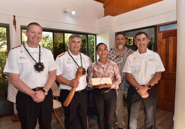 Comandante en Jefe de la Armada encabeza diversas actividades en Rapa Nui reforzando el vínculo institucional con la Isla y entrega proyecto de embarcación polinésica