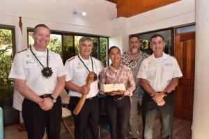 Comandante en Jefe de la Armada encabeza diversas actividades en Rapa Nui reforzando el vínculo institucional con la Isla y entrega proyecto de embarcación polinésica