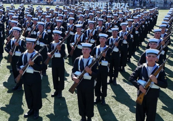 Alumnos de la Escuela de Grumetes reciben sus armas de servicio tras culminar instrucción básica en Talcahuano