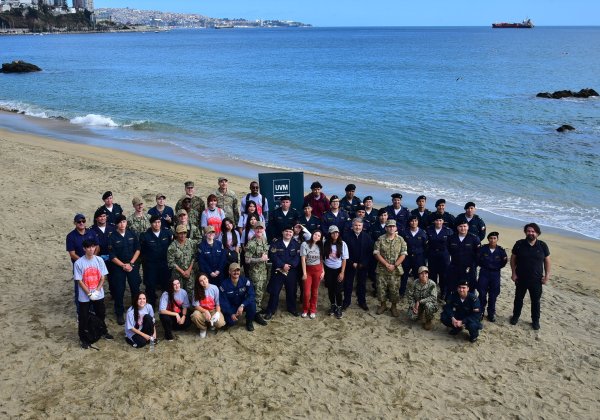 Dotaciones de la Armada de Chile y la US Navy participan en jornada de Limpieza de Playas en Viña del Mar
