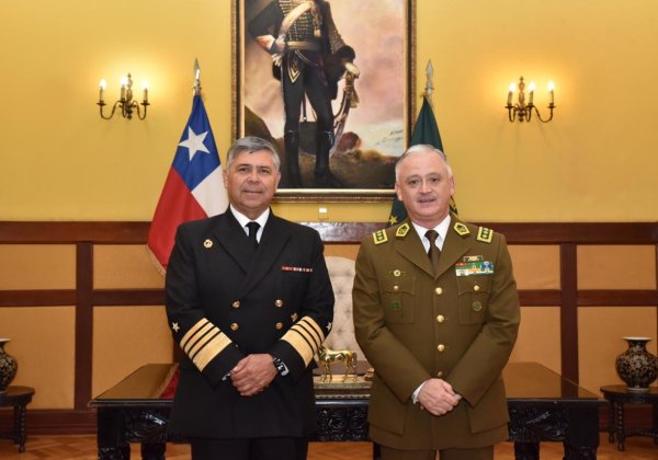 Comandante en Jefe de la Armada saluda a Carabineros en su 99 Aniversario