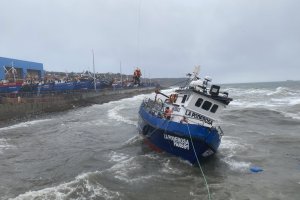 Armada concreta exitoso rescate de tripulante de lancha varada en Punta Arenas