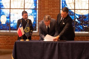 Descendientes del Contraalmirante Arturo Fernández realizan donación al Museo Marítimo Nacional en el marco de la conmemoración de los 150 años del Combate Naval de Iquique