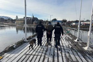 Autoridad Marítima detiene a tripulante con dos órdenes de detención pendientes durante fiscalización en el Golfo Almirante Montt