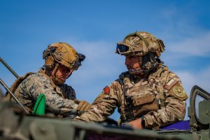 Marine estadounidense de intercambio en Chile ascendió rodeado de sus camaradas chilenos